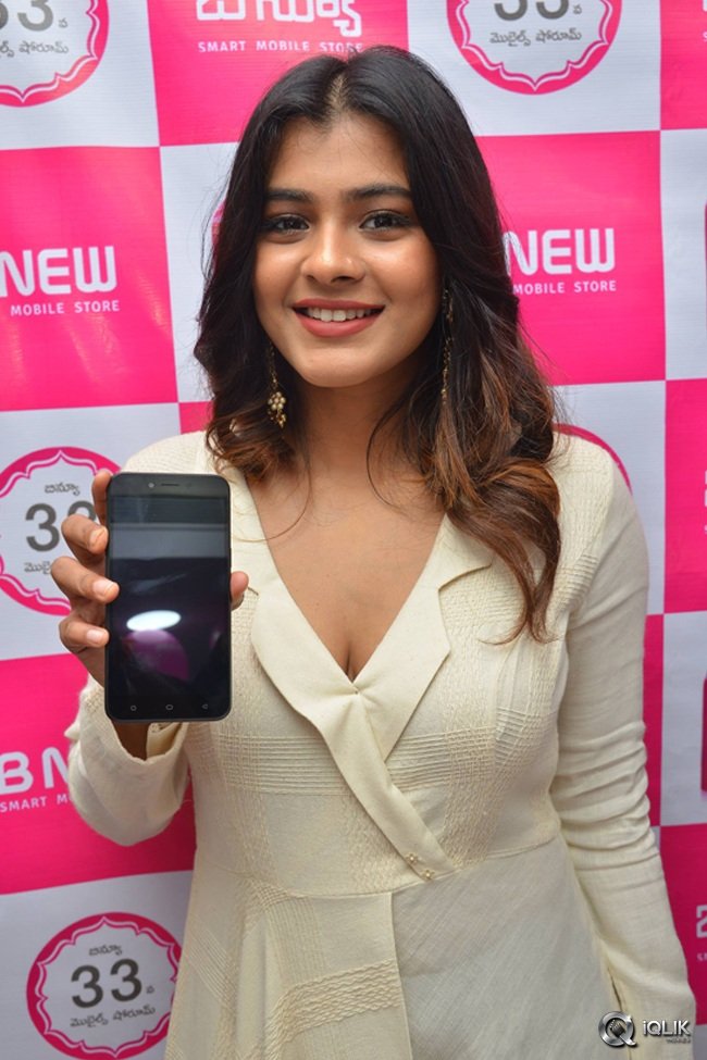 Hebah-Patel-at-B-New-Mobile-Store-Launch